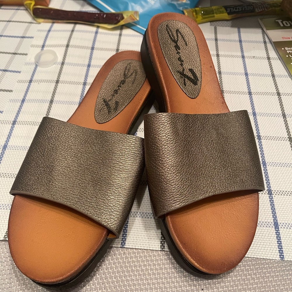 Seven 7 flip flops size 10